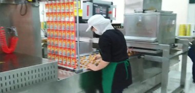 金针菇自动上料全自动真空包装机用户现场